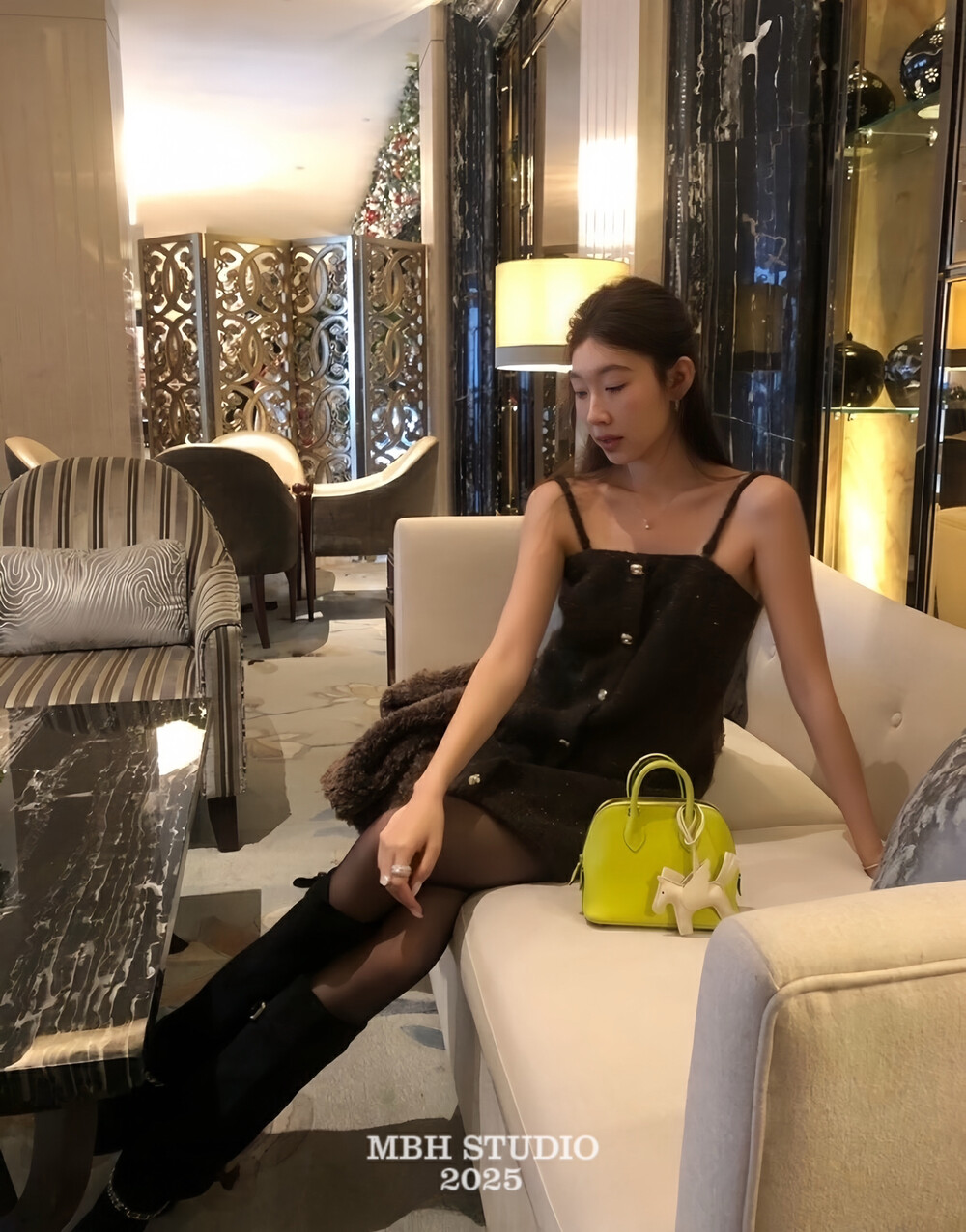 MBH Top Grain Leather Shell Bag Lychee Pattern Bowling Crossbody Handbag with Shoulder Strap - Image 3