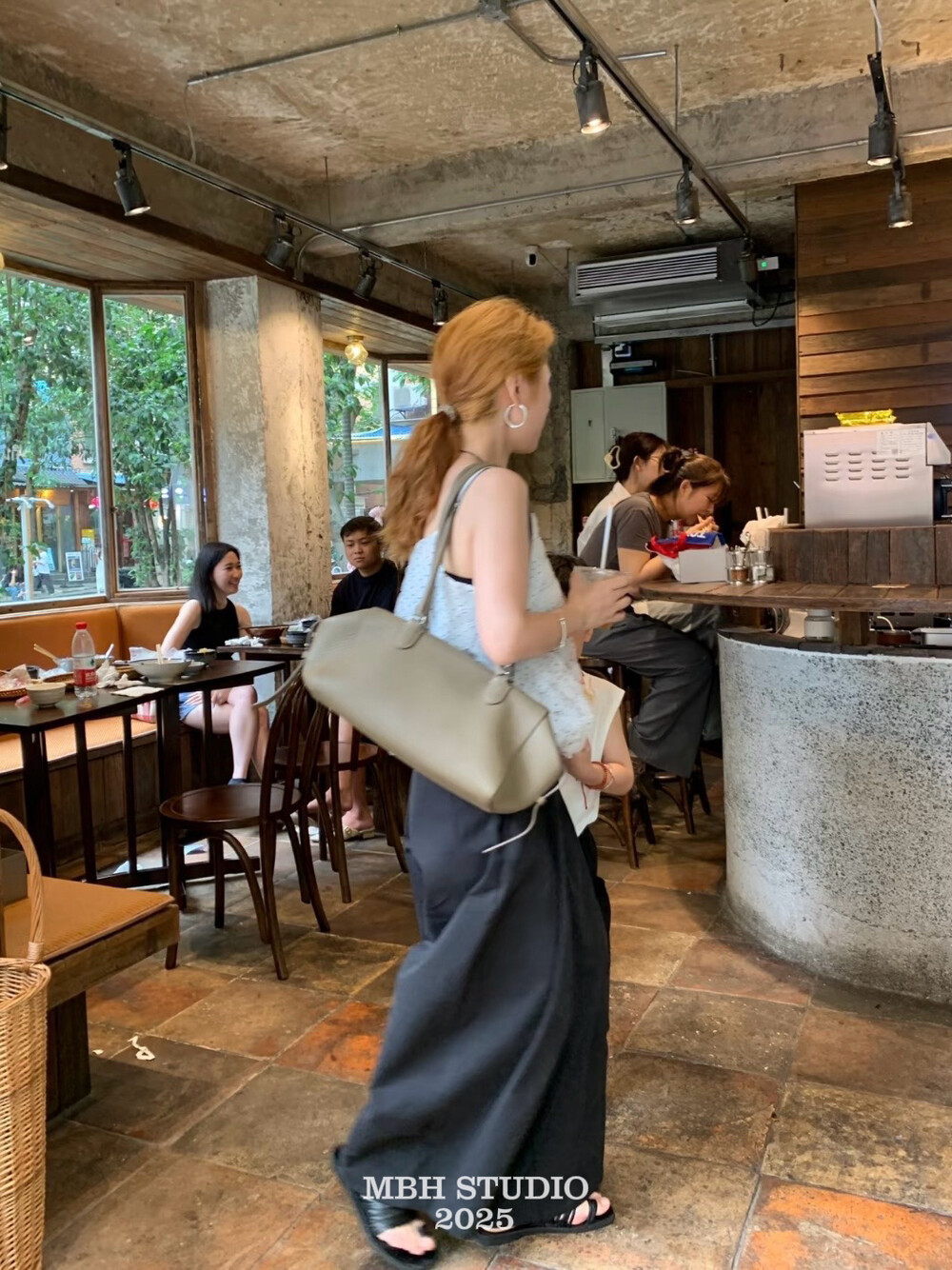 MBH Top Layer Cowhide Solid Color Versatile Boston Bag Genuine Leather Large Capacity Commuter Shoulder Bag - Image 4